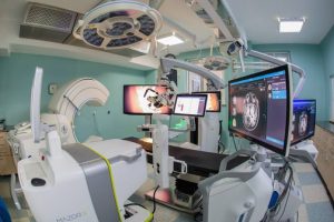 Spitalul de Neutro chirurgie are în dotare roboți printre care și robotul Mazor X