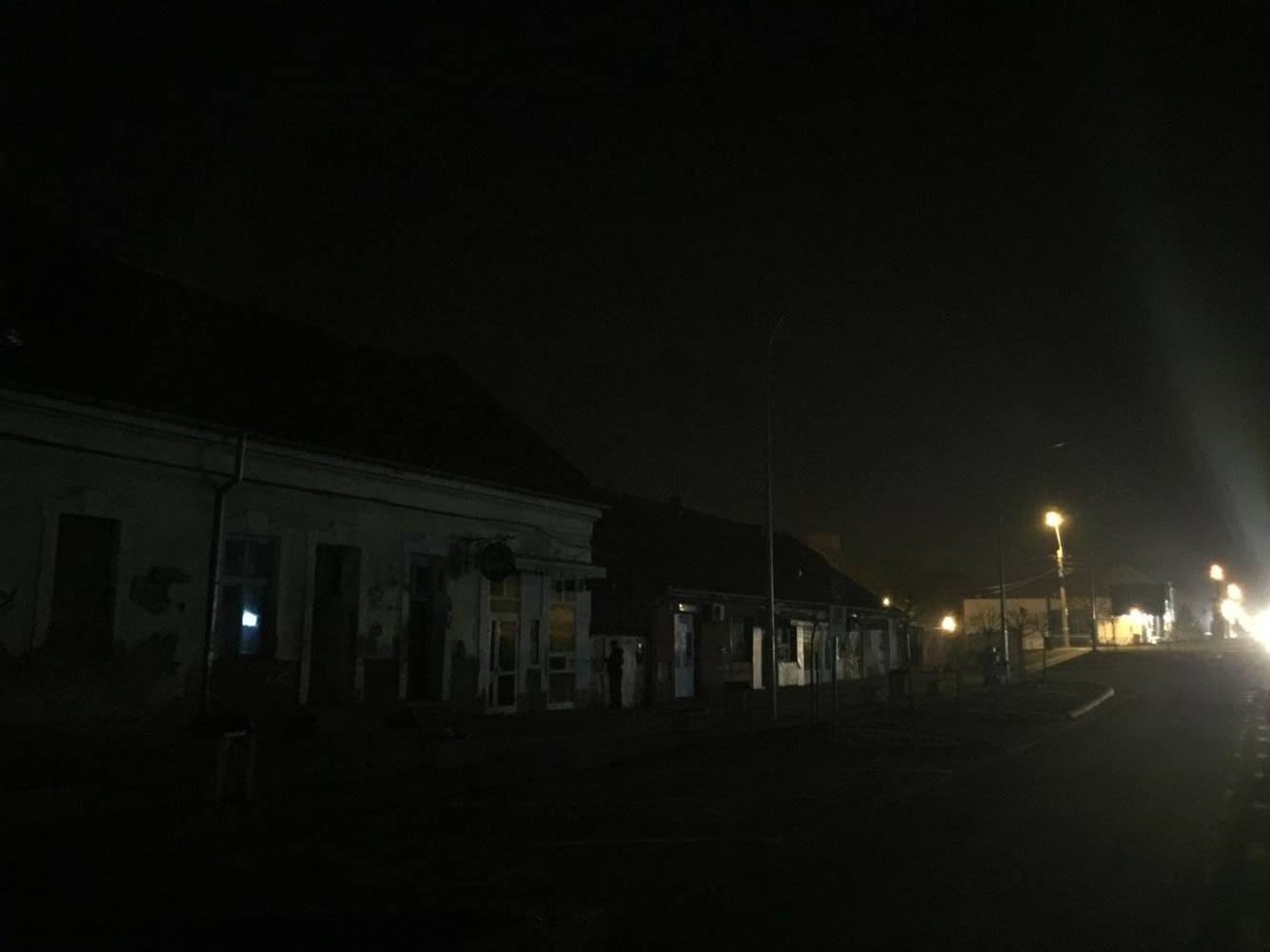 achiziții de iluminat public în comunele din Iași – stradă pe întuneric, cu un singur stâlp aprins