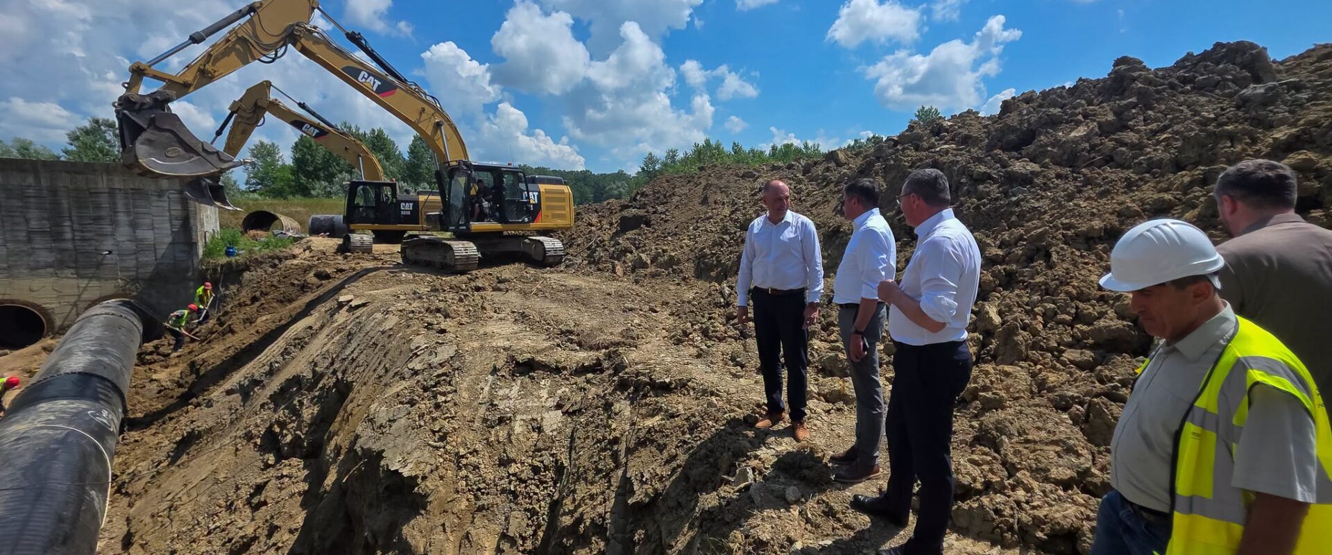 racordarea la gaze naturale – excavator care sapă șanțul pentru conductă